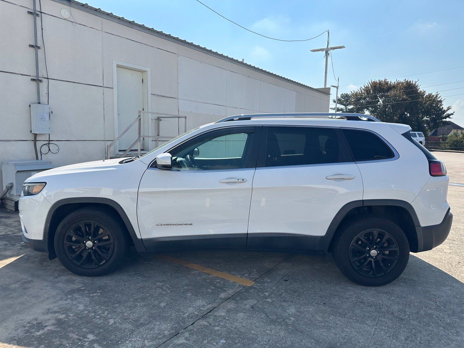 Used 2019 Jeep Cherokee Latitude Plus w/ Comfort/Convenience Group FWD image 4