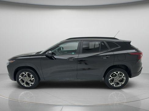 Used 2025 Chevrolet Trax LT w/ LT Convenience Package FWD image 8