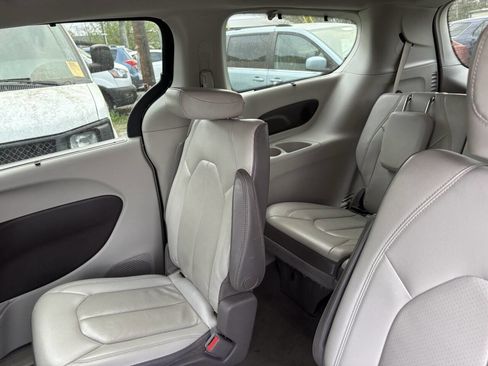 Used 2017 Chrysler Pacifica Touring-L Plus image 15