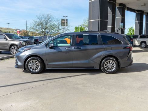 Used 2025 Toyota Sienna XLE w/ XLE Plus Package AWD/4WD image 4