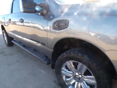 Used 2018 Nissan Titan SL w/ Midnight Edition image 4
