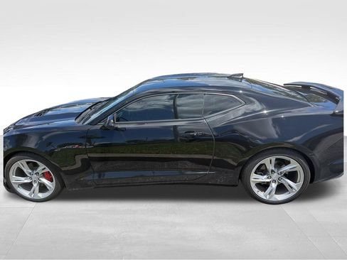 Used 2021 Chevrolet Camaro LT RWD image 4