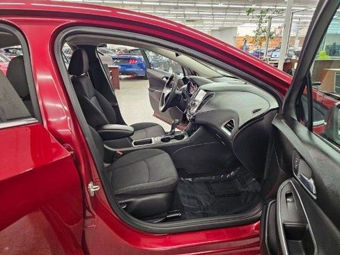 Used 2018 Chevrolet Cruze LT w/ Convenience Package FWD image 9