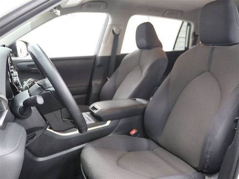 Used 2020 Toyota Highlander LE image 8