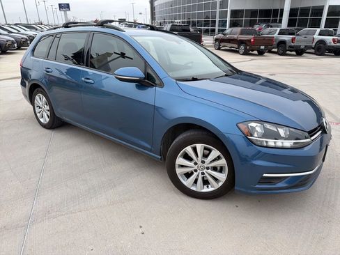 Used 2019 Volkswagen Golf S image 2