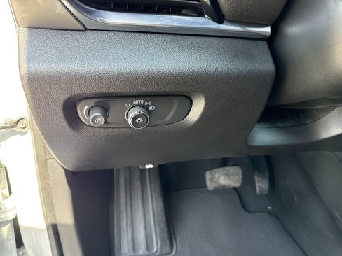 Used 2023 Chevrolet Traverse LT FWD image 18