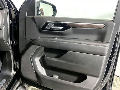 Used 2025 Chevrolet Suburban Z71 AWD/4WD image 19