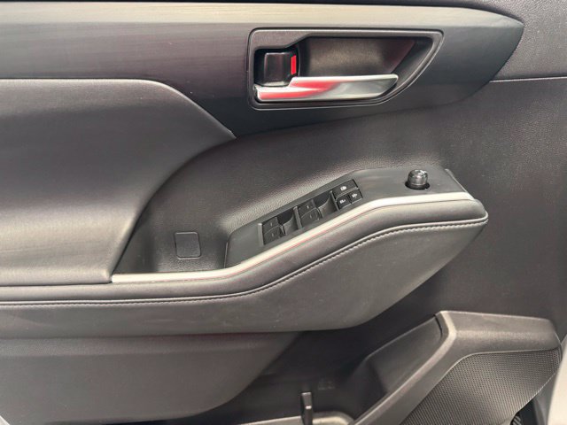 Used 2022 Toyota Highlander XLE AWD/4WD image 12