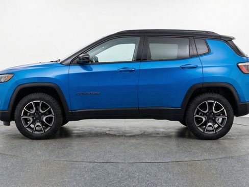 Used 2025 Jeep Compass Trailhawk AWD/4WD image 5