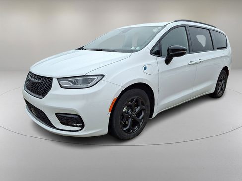 Used 2025 Chrysler Pacifica Premium image 5