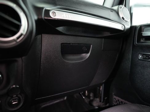 Used 2017 Jeep Wrangler Sahara AWD/4WD image 36