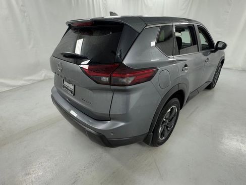 Used 2024 Nissan Rogue SV AWD/4WD image 3