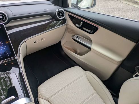 Used 2024 Mercedes-Benz GLC 300 4MATIC image 18