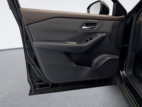 Used 2023 Nissan Rogue SV image 9