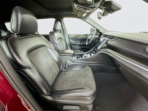 Used 2023 Jeep Grand Cherokee L Laredo image 5