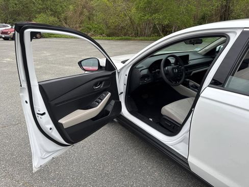 Used 2023 Honda Accord EX image 12