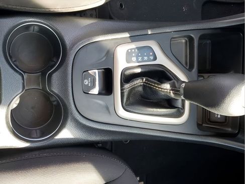 Used 2018 Jeep Cherokee Latitude w/ Altitude Package image 40