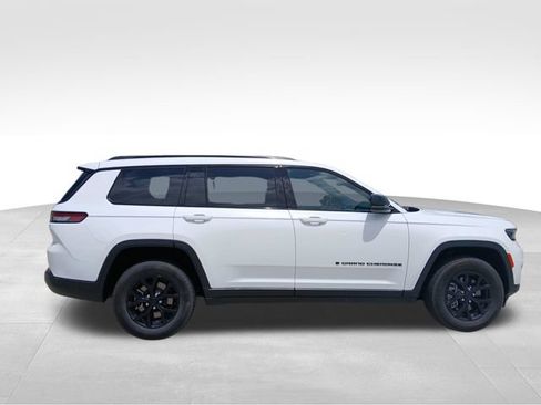 Used 2025 Jeep Grand Cherokee L Altitude AWD/4WD image 6