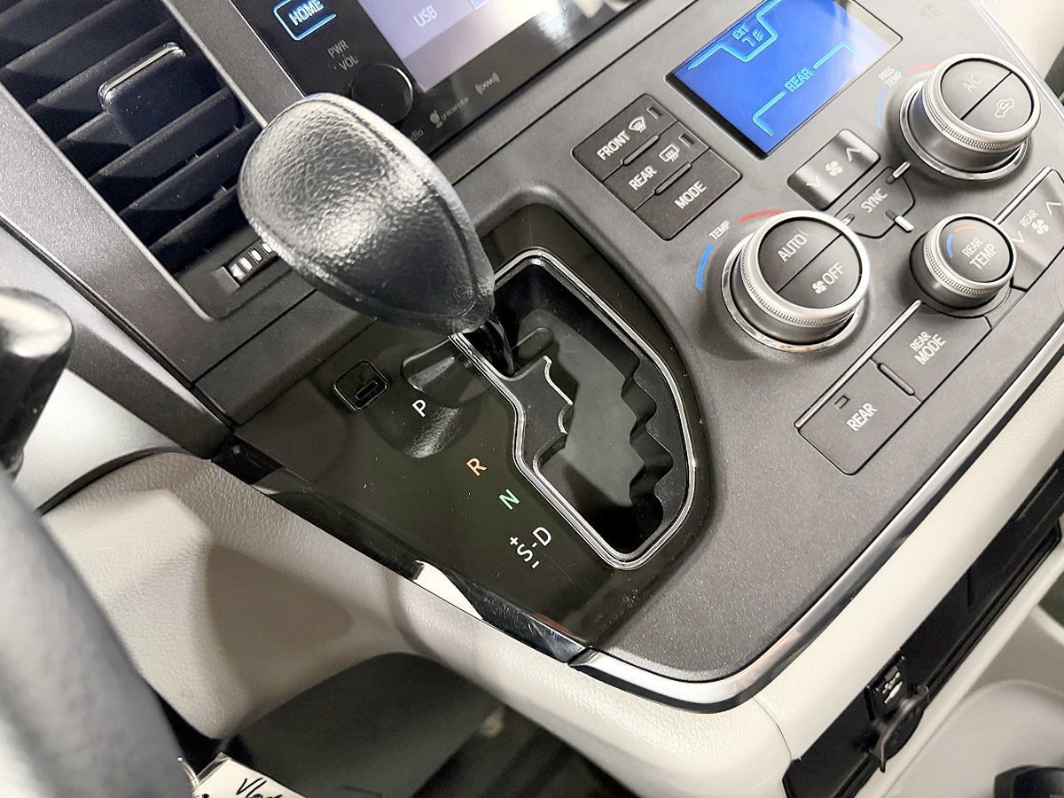 Used 2017 Toyota Sienna LE AWD/4WD image 59