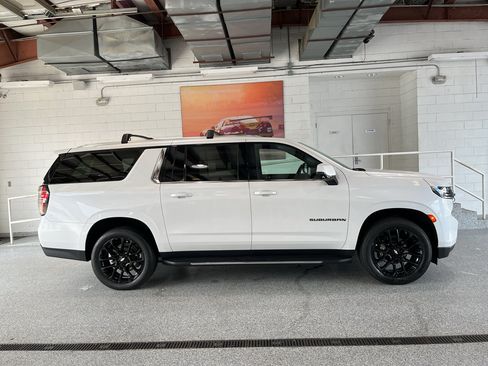 Used 2024 Chevrolet Suburban LT w/ Luxury Package RWD image 13