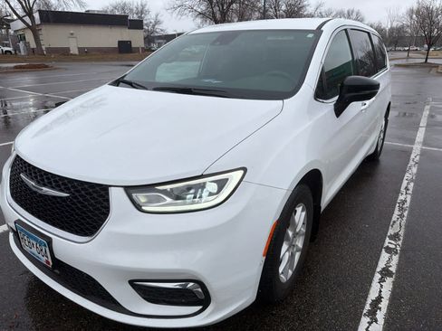 Used 2025 Chrysler Pacifica Select w/ Uconnect Theater Family Group image 5