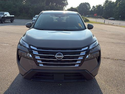 Used 2025 Nissan Rogue SV FWD image 2