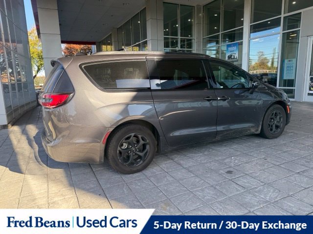 Used 2022 Chrysler Pacifica Touring-L w/ Uconnect Theater Family Group FWD image 7