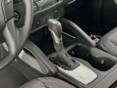 Used 2025 Nissan Frontier SV image 31