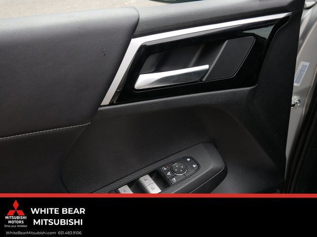 Used 2025 Mitsubishi Outlander SE AWD/4WD image 15