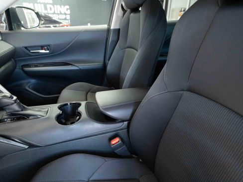 Used 2022 Toyota Venza LE image 10