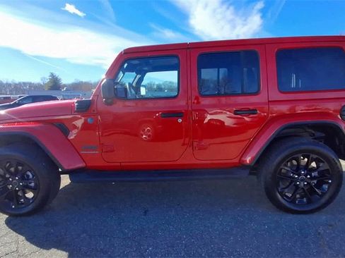 Used 2025 Jeep Wrangler Unlimited Sahara image 5