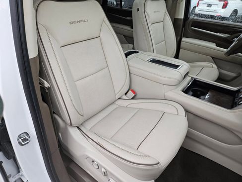 Used 2021 GMC Yukon Denali w/ Denali Premium Package image 32
