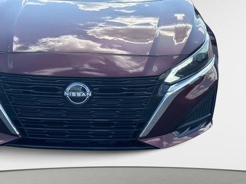 Used 2025 Nissan Altima 2.5 SV FWD image 9