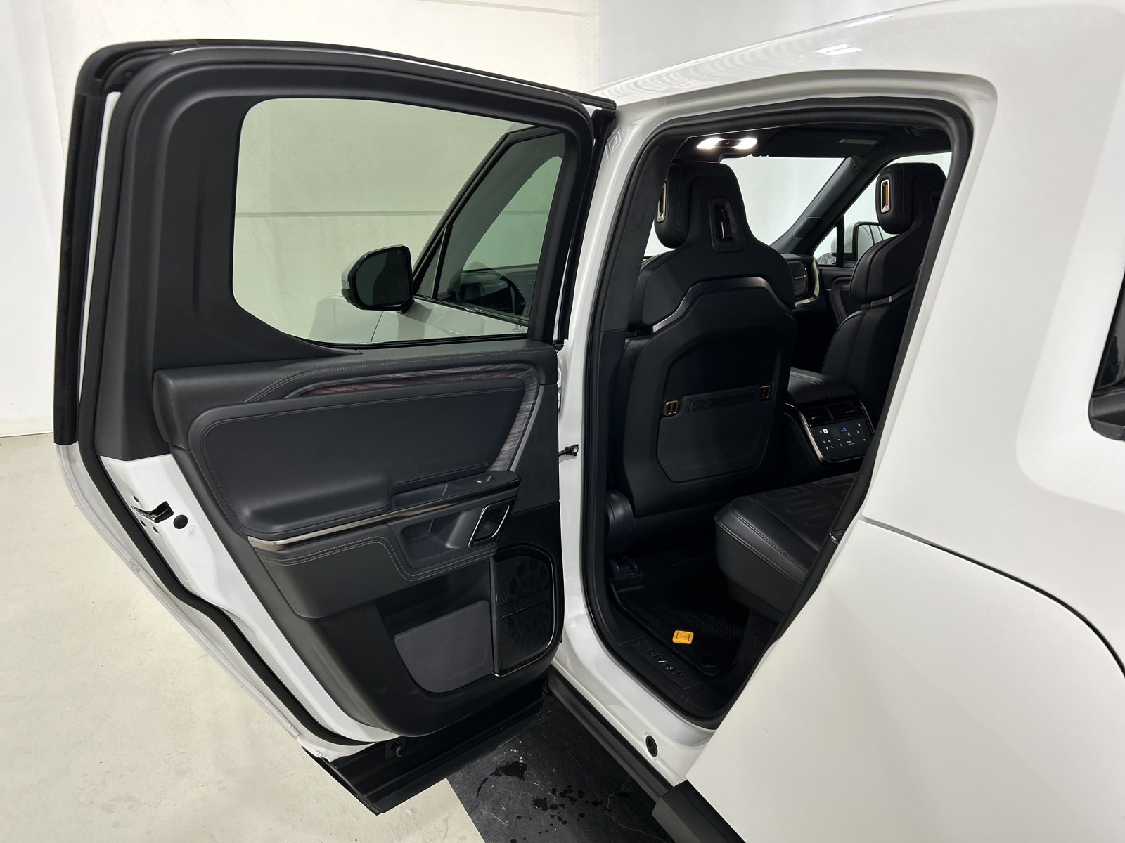 Used 2022 Rivian R1T Adventure AWD/4WD image 17