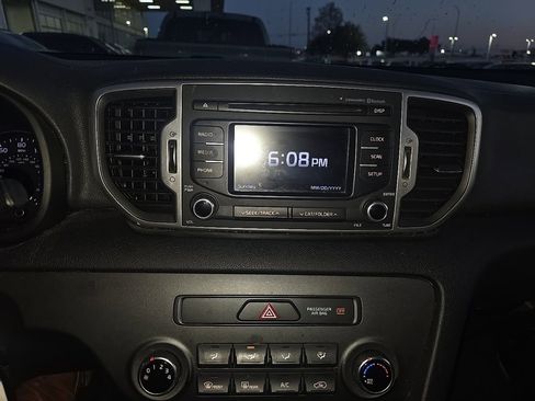 Used 2017 Kia Sportage LX image 9