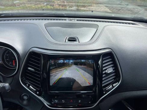 Used 2019 Jeep Cherokee Limited w/ Luxury Group FWD image 19