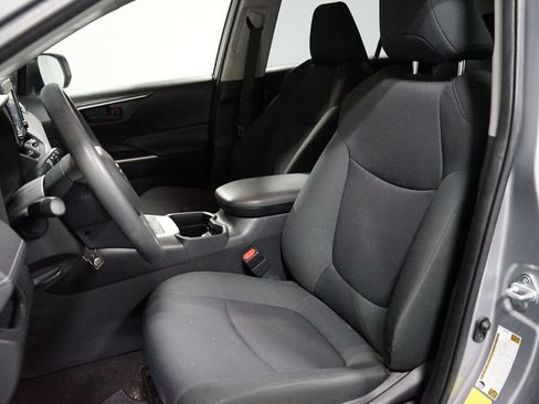 Used 2020 Toyota RAV4 LE FWD image 6