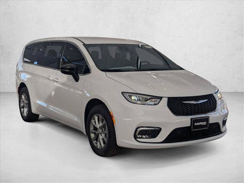 New 2026 Chrysler Pacifica Select AWD/4WD image 7