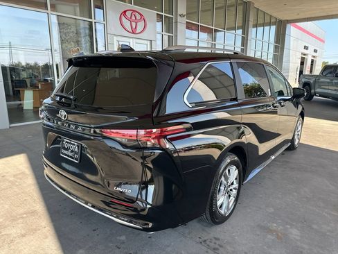 Used 2026 Toyota Sienna Limited FWD image 7