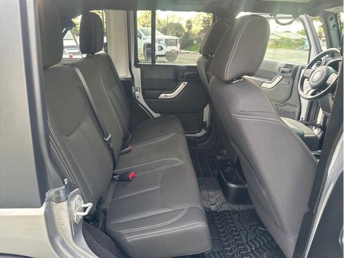 Used 2018 Jeep Wrangler Unlimited Rubicon w/ Connectivity Group image 26