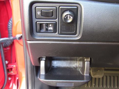 Used 2006 Nissan Sentra SE-R Spec V w/ (J01) Sunroof Pkg FWD image 28