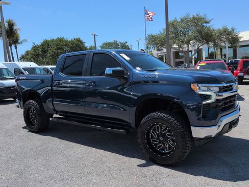 Used 2022 Chevrolet Silverado 1500 LT AWD/4WD image 2