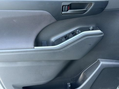 Used 2025 Toyota Highlander LE FWD image 13