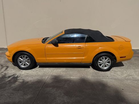 Used 2007 Ford Mustang Convertible RWD image 15