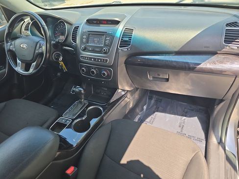 Used 2014 Kia Sorento LX image 9