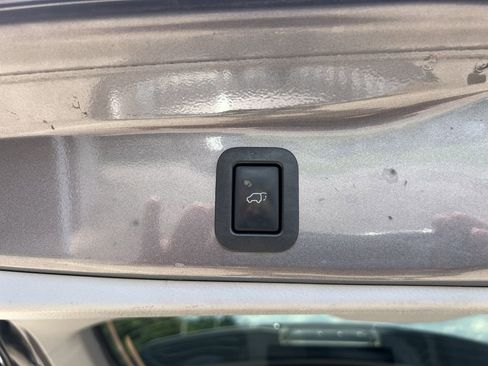 Used 2017 Toyota Highlander LE image 17