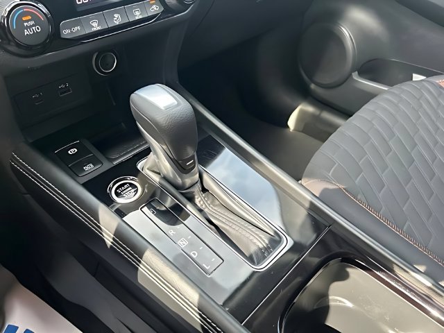 Used 2023 Nissan Kicks SR w/ Interior Electronics Package FWD image 30