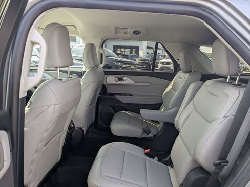 Used 2025 Ford Explorer Active w/ Active Comfort Package RWD image 13