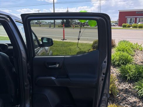 Used 2021 Toyota Tacoma TRD Off-Road w/ TRD Premium Off Road Package AWD/4WD image 19