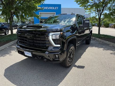 Used 2024 Chevrolet Silverado 2500 LT w/ Midnight Edition AWD/4WD image 9
